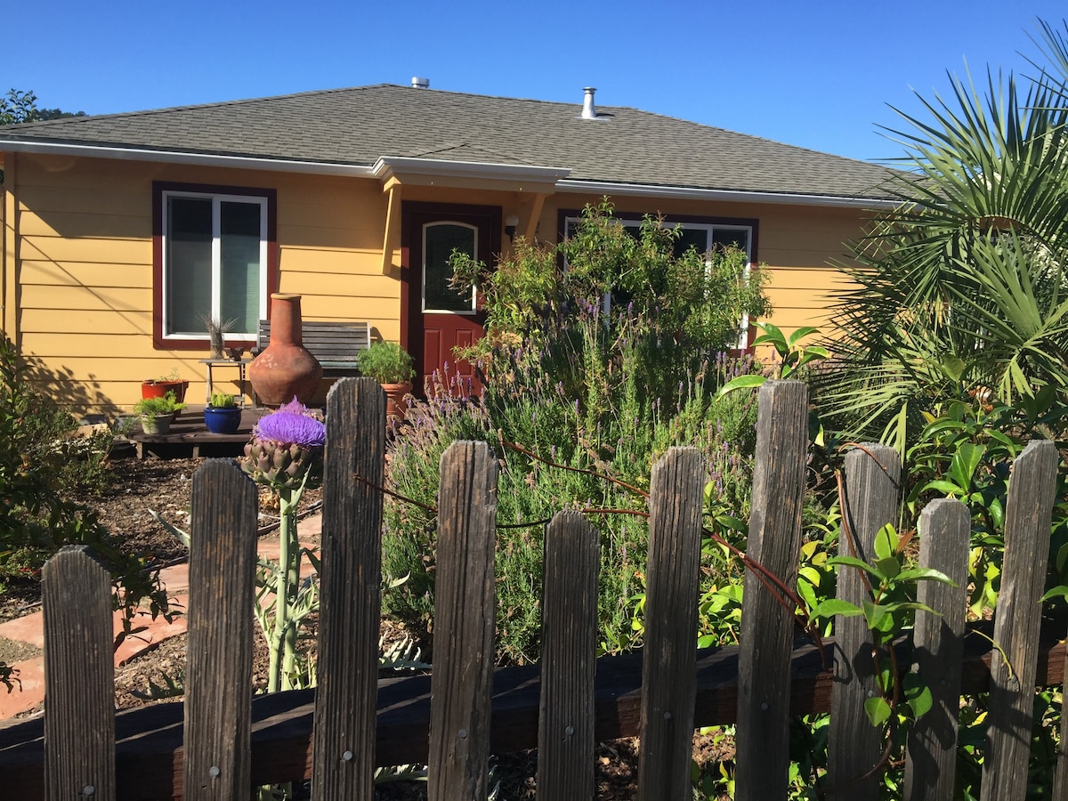 Enjoy a Colorful 2 Bedroom Bungalow Near Hiking