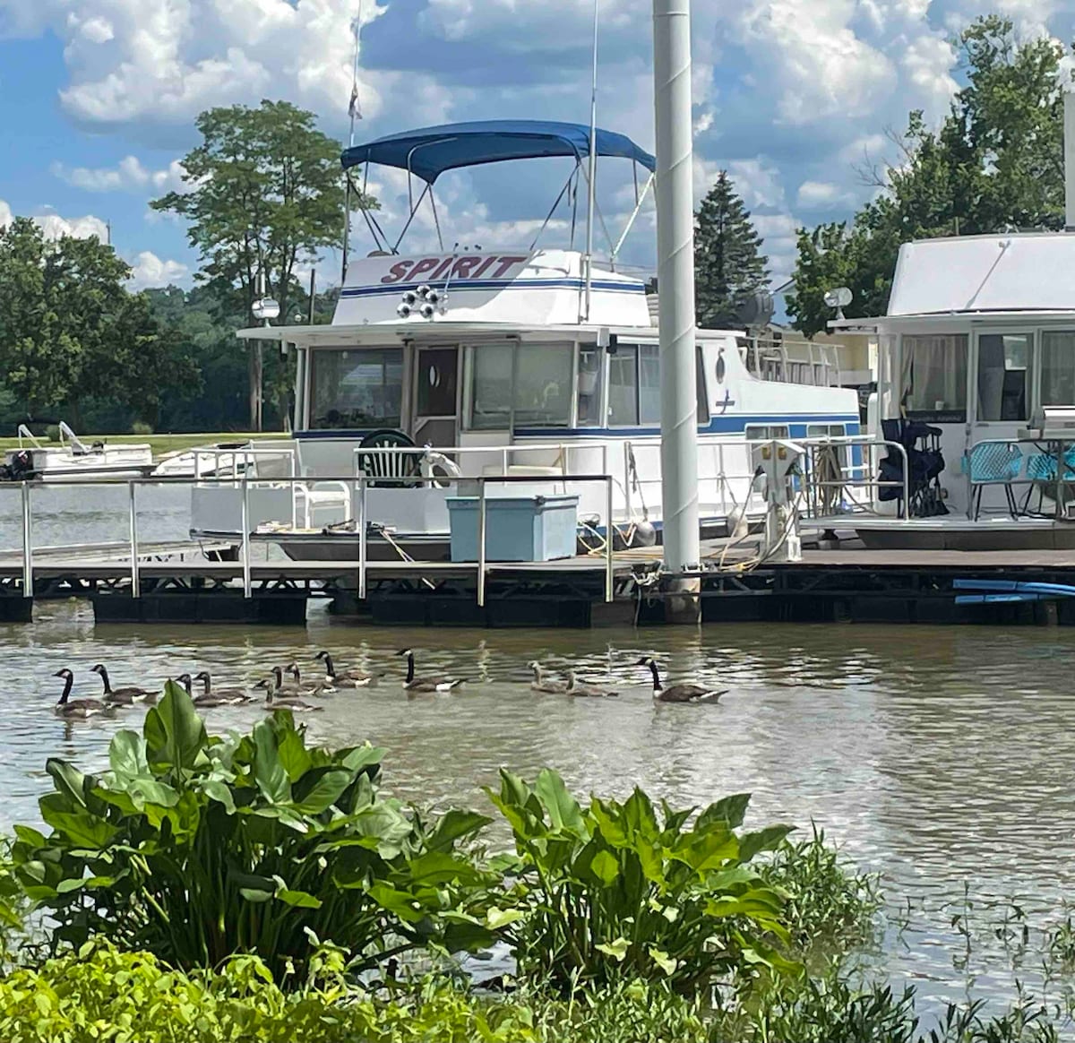 Houseboat Ohio River + amenities