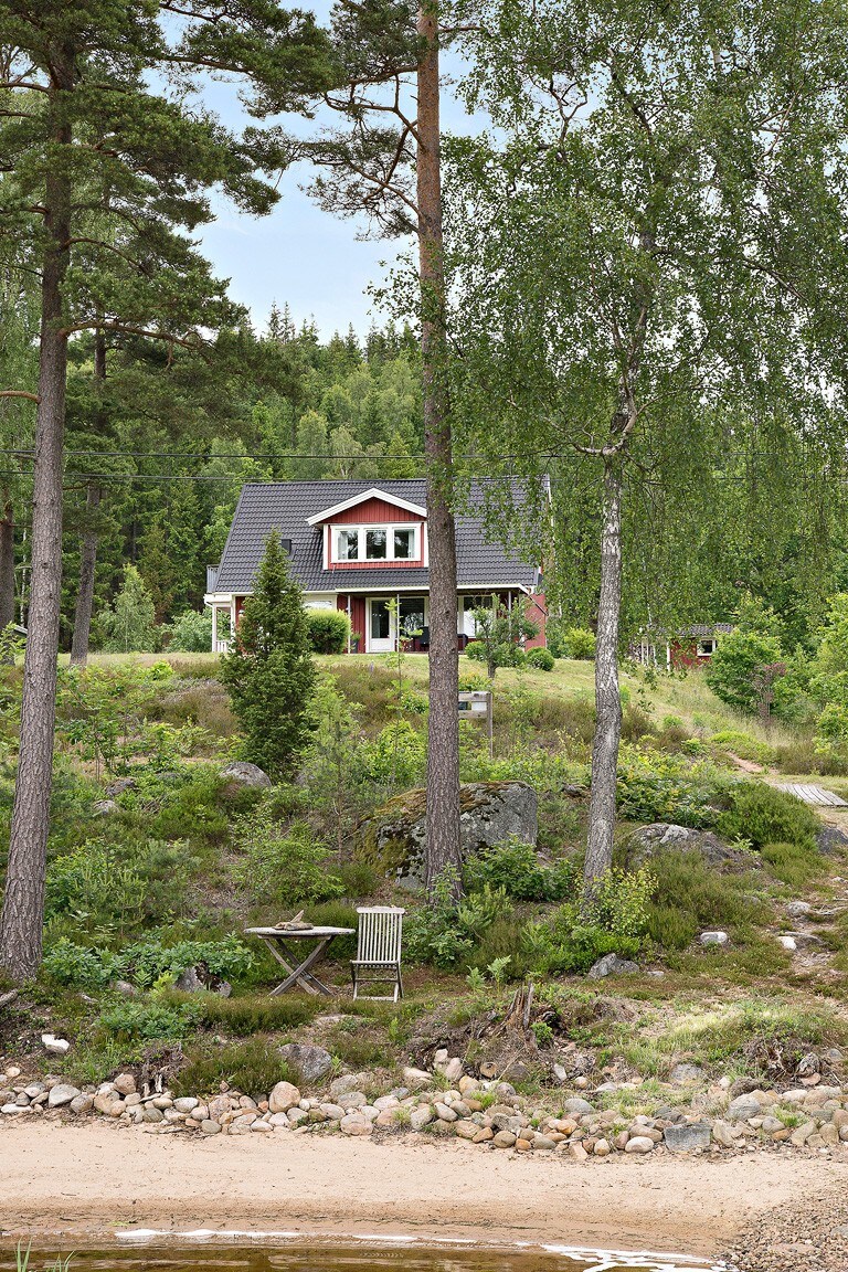 Lovely quiet house by the lake with a view!