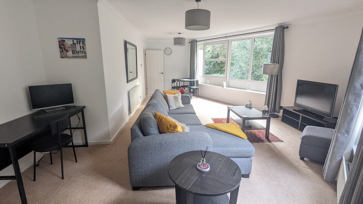 Large 2bed Apt in Weybridge near station w/parking