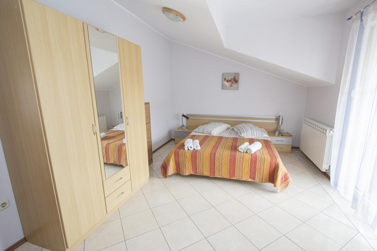 Rajci One-Bedroom Apartment 1 (crveni)
