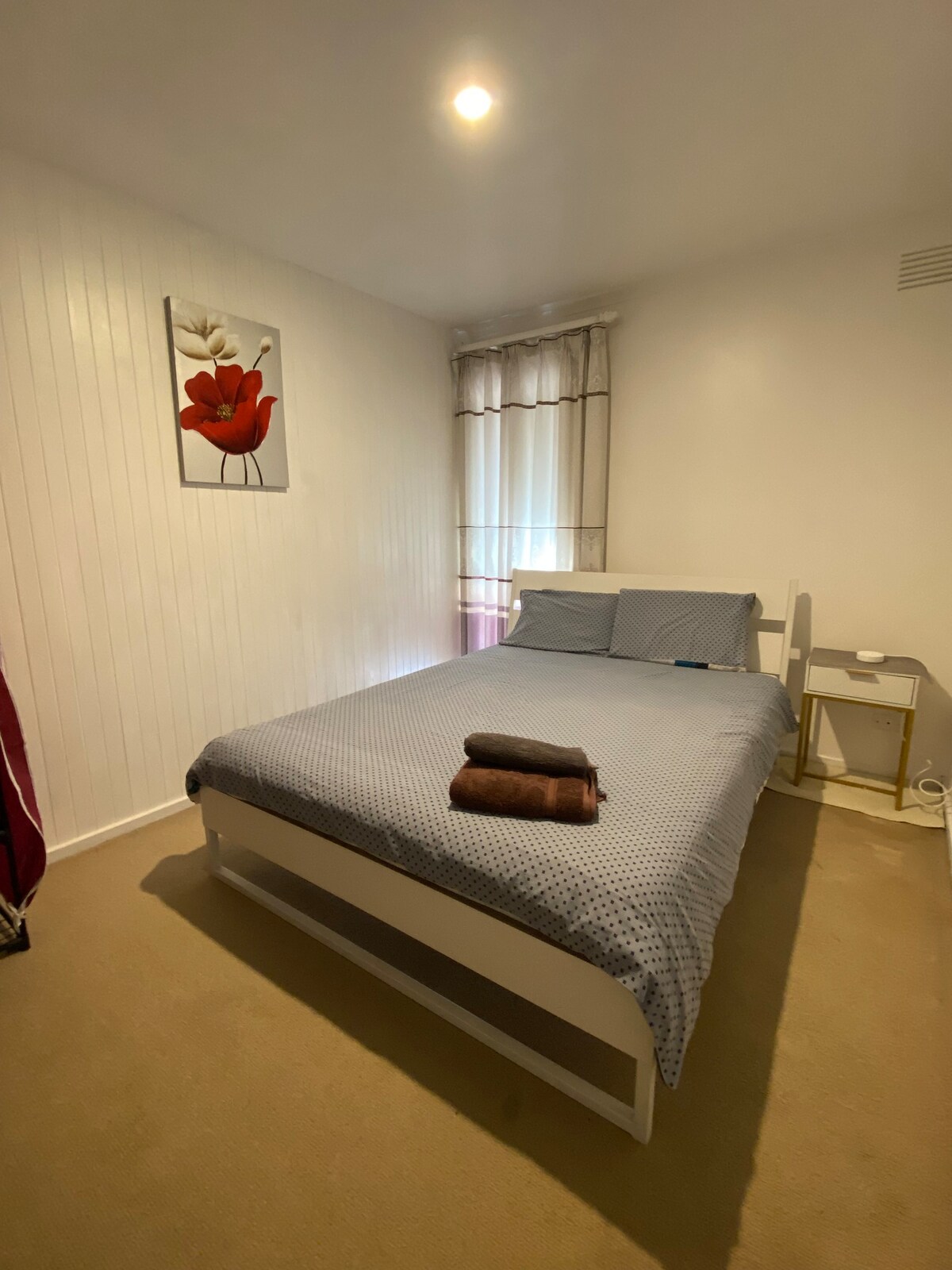Queen bed room near Doncaster Westfield
