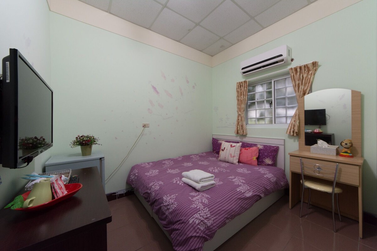 房間四週以白色為底，採用紫丁香花卉壁紙做為佈置。