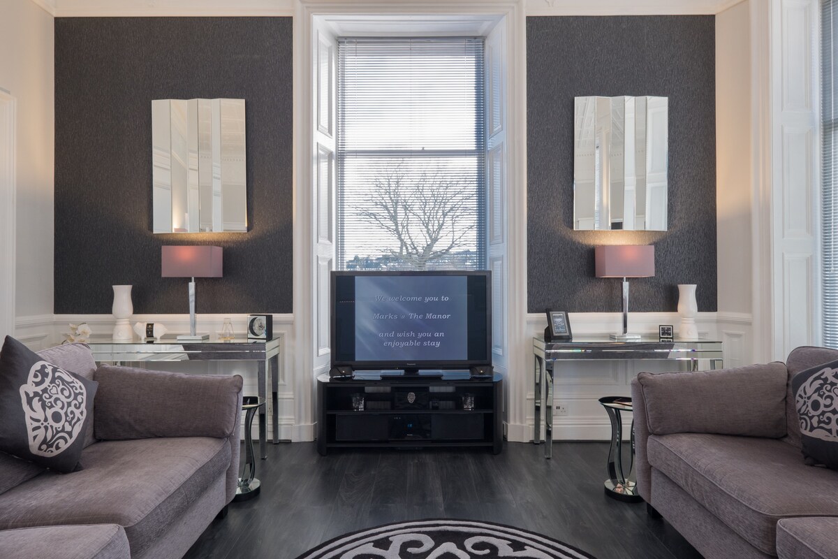 5* Luxury Apartments by Richard Marks At the Manor