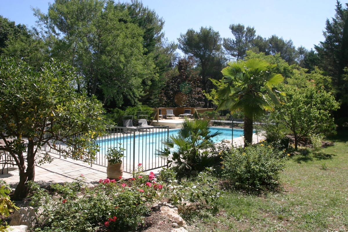 LE LAOU Jolie petite Maison dans parc avec piscine