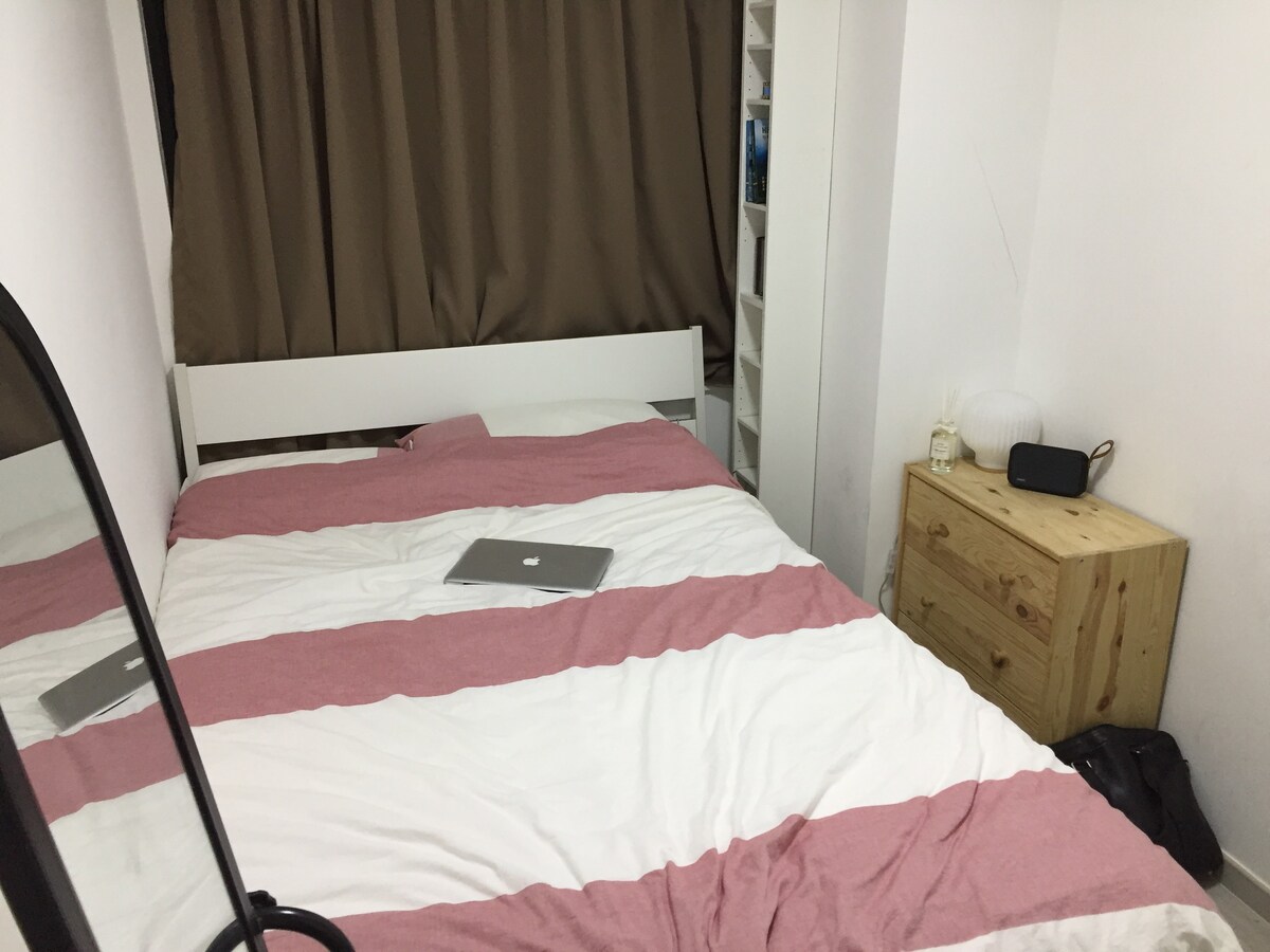 Cosy room available in  flatshare on Hollywood Rd