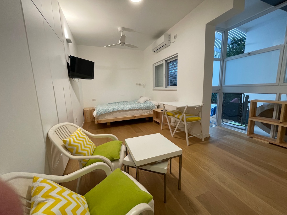 舒适的1卧室带露台舒适且设备齐全的住宅单元