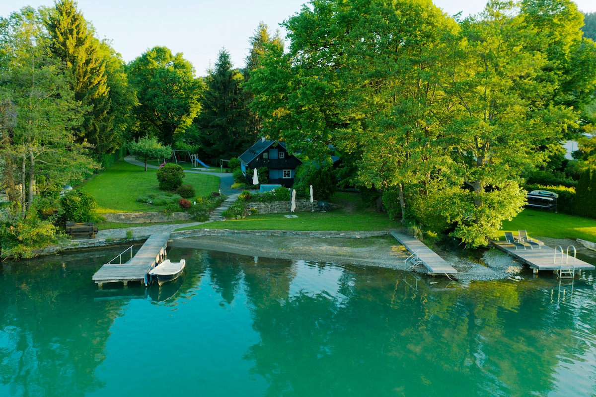 湖畔别墅直接位于韦尔特尔湖（ Lake Wörthersee ） ，带私人海滩