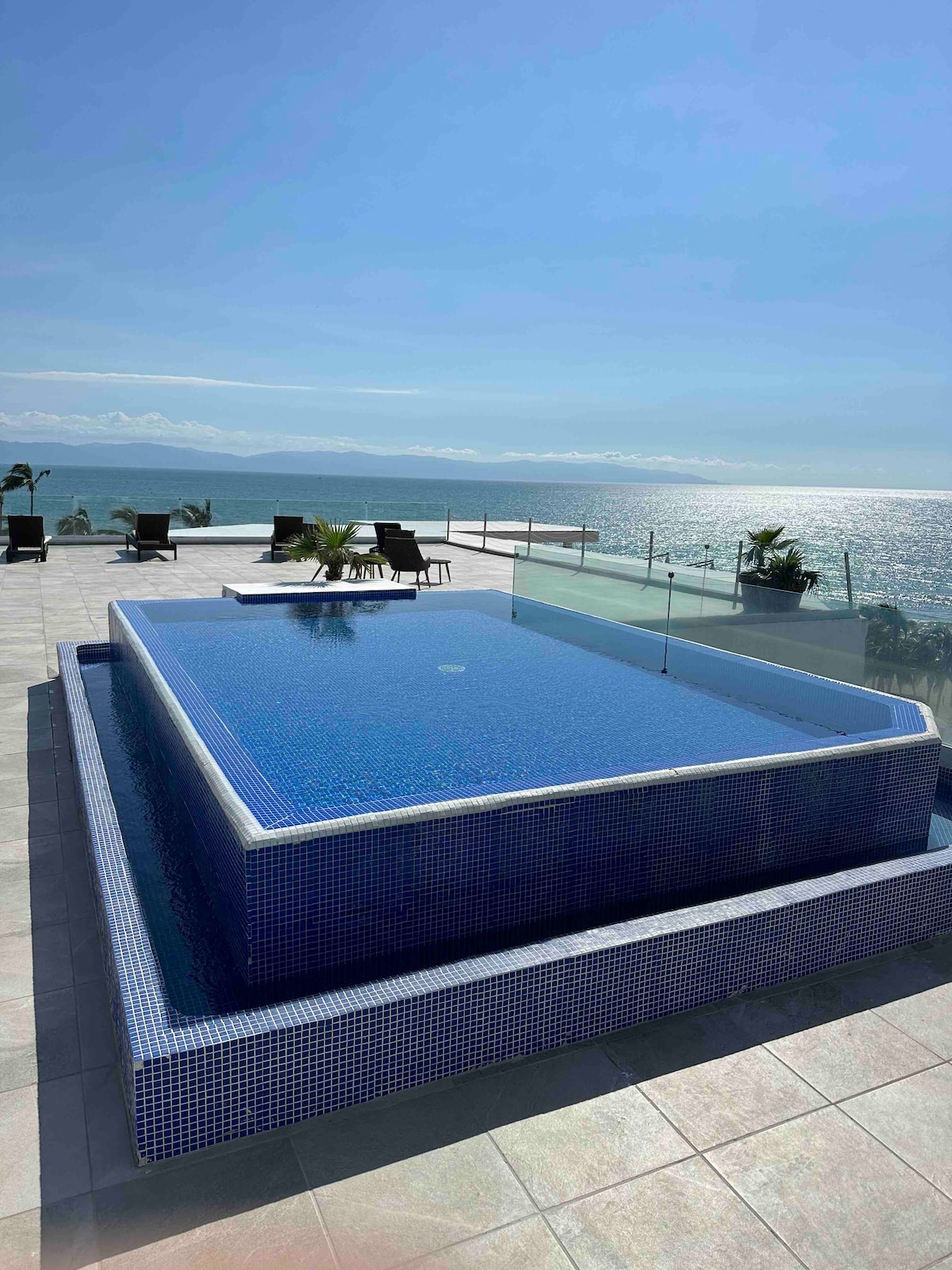 海景顶层公寓，带私人泳池。
