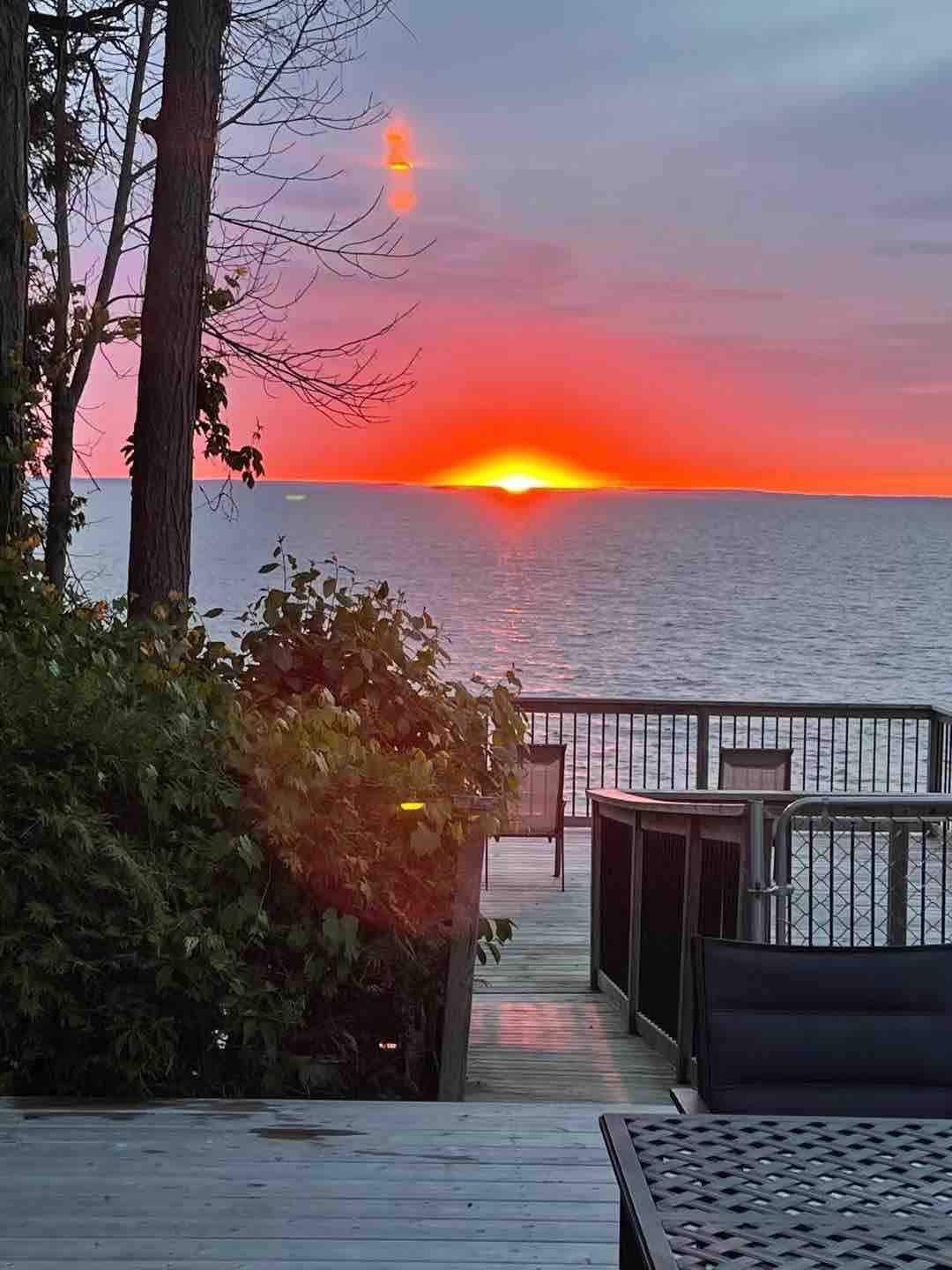 位于西姆科湖（ Lake Simcoe ）的宽敞湖畔乡村小屋