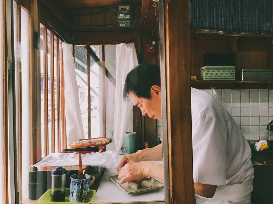 京都 锦市场里暗藏着一家六人座的柿叶寿司店 爱彼迎故事airbnb Com