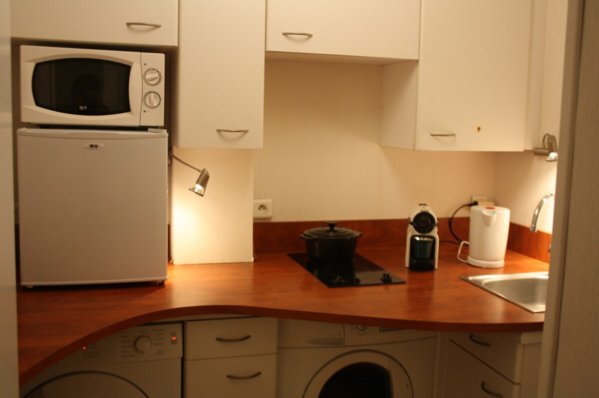 设备齐全的客房厨房和卫生间