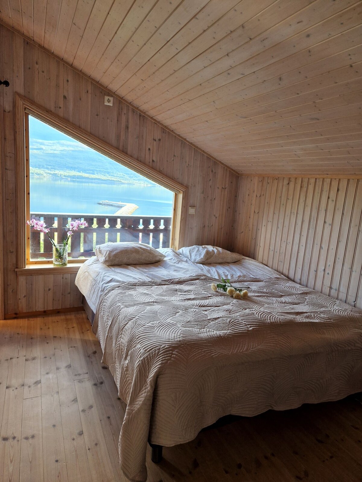 独立房间，带起居室和卫生间，位于Sjøvegan市中心。