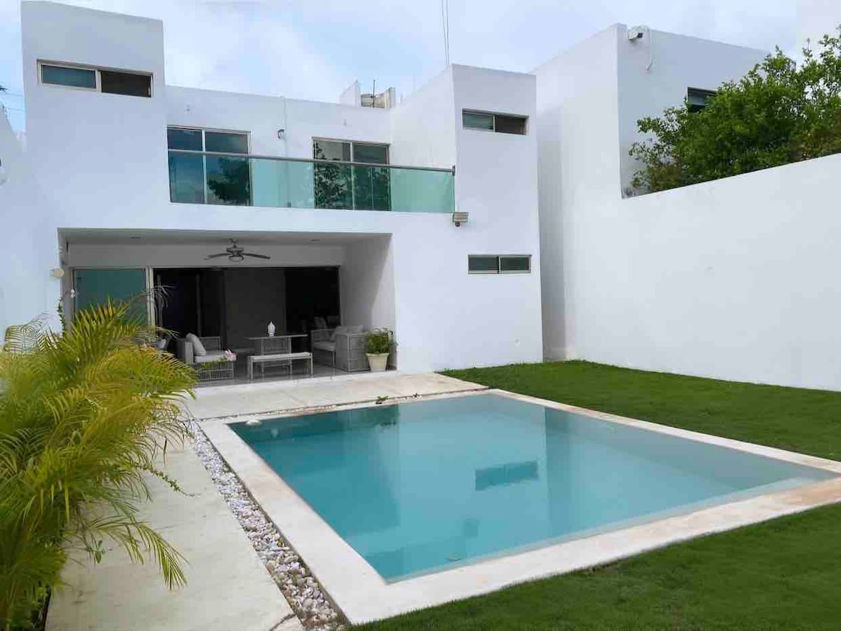 Hermosa y moderna casa con Piscina en Merida.