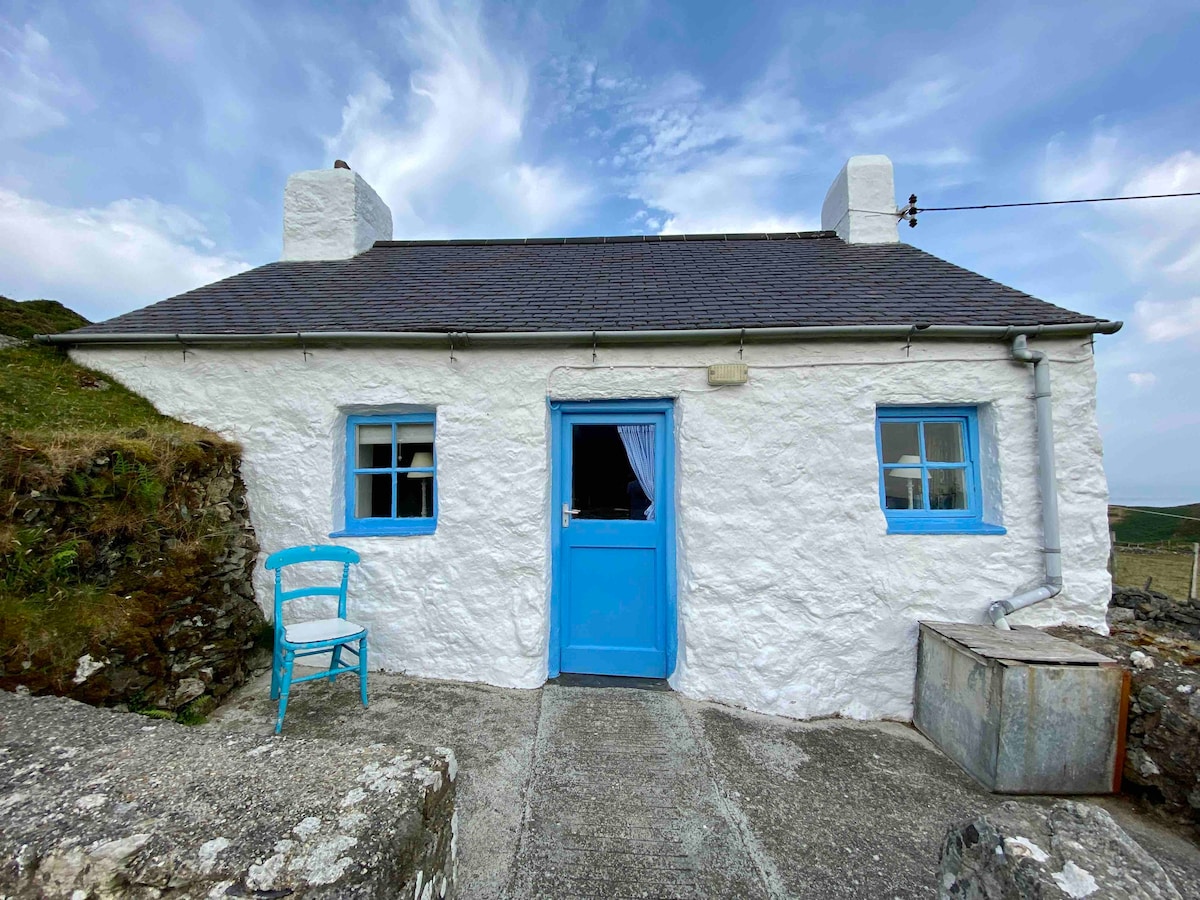 Traditional Welsh Cottage on Anelog Mountain
