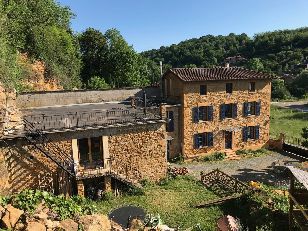 Grand appartement dans maison en pierres dorées