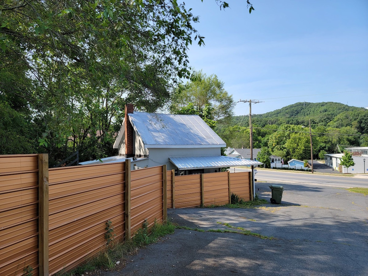 The Copper Cottage - near the Appalachian Trail