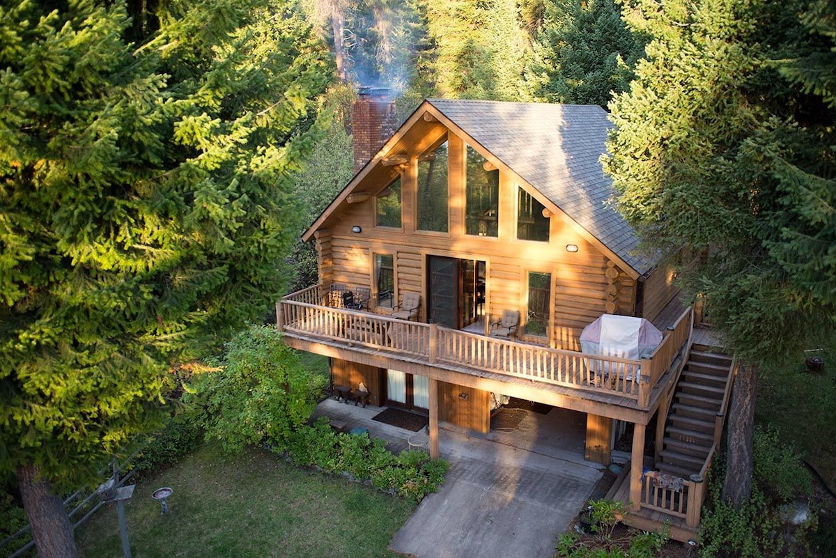 与码头在Flathead Lake的LogCabin