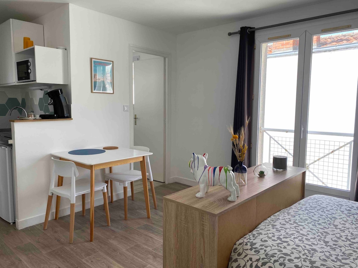 位于拉罗谢尔（ La Rochelle ）市中心地带的单间公寓