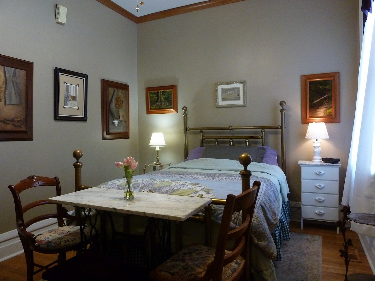 Artistic Olde Towne East Efficiency Apartment