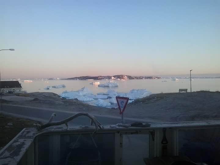鲸鱼呼吸，在Qasigiannguit的冰山破裂