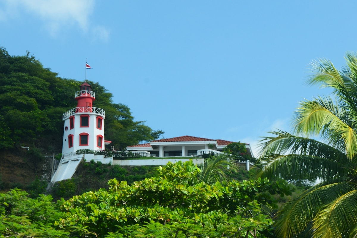 The Lighthouse Ocotal。靠近海滩。