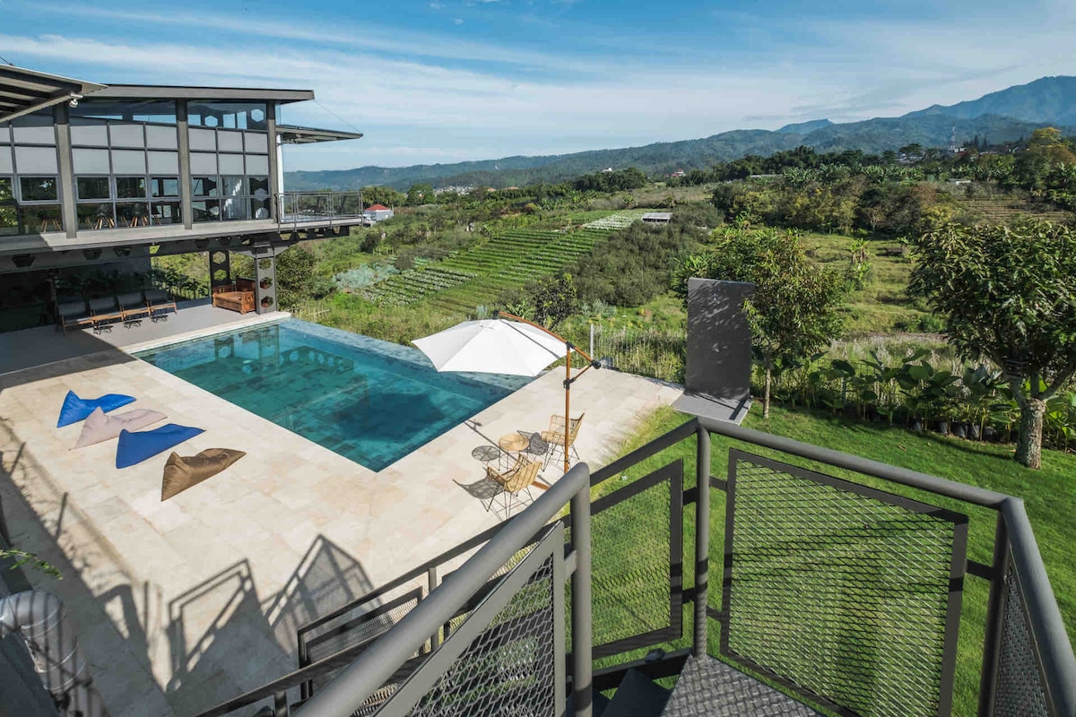 The Hillside Villa Batu 4BR with Private pool