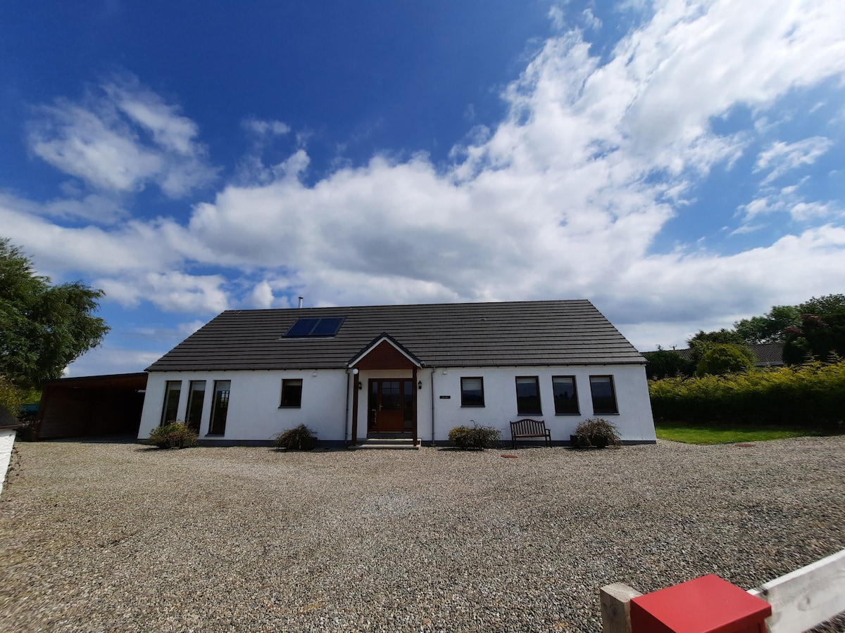 在大型乡村小屋中欣赏非凡的山景