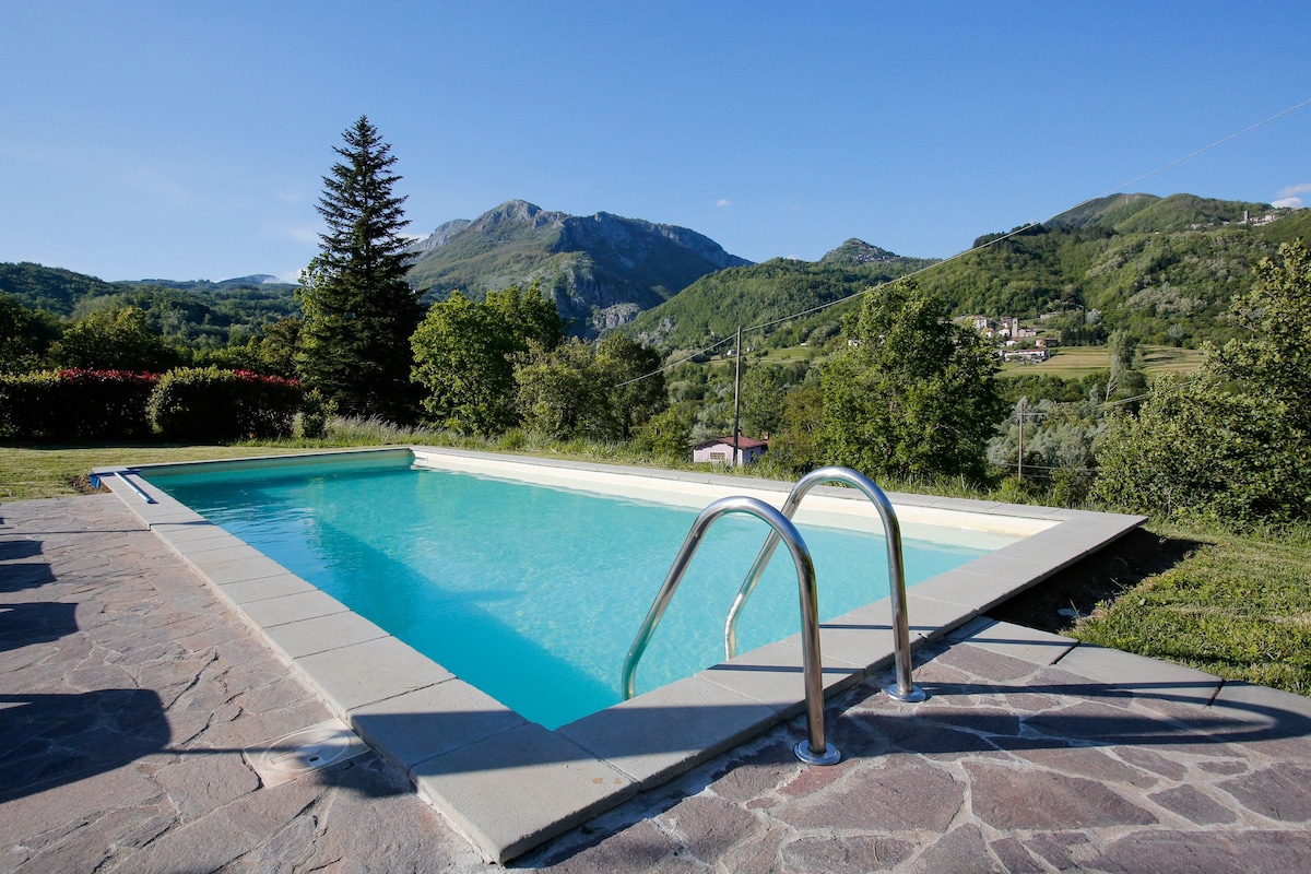 Tuscany villa with fabulous views and private pool