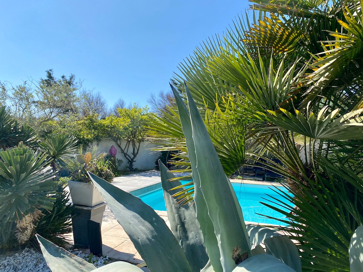 Maison tout bord de plage avec piscine et jardin