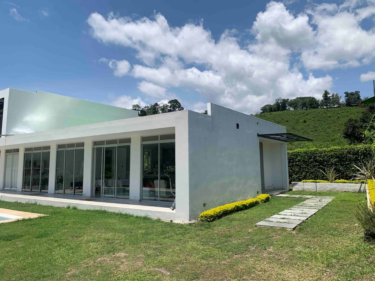 Moderna casa de descanso en la Mesa Cundinamarca