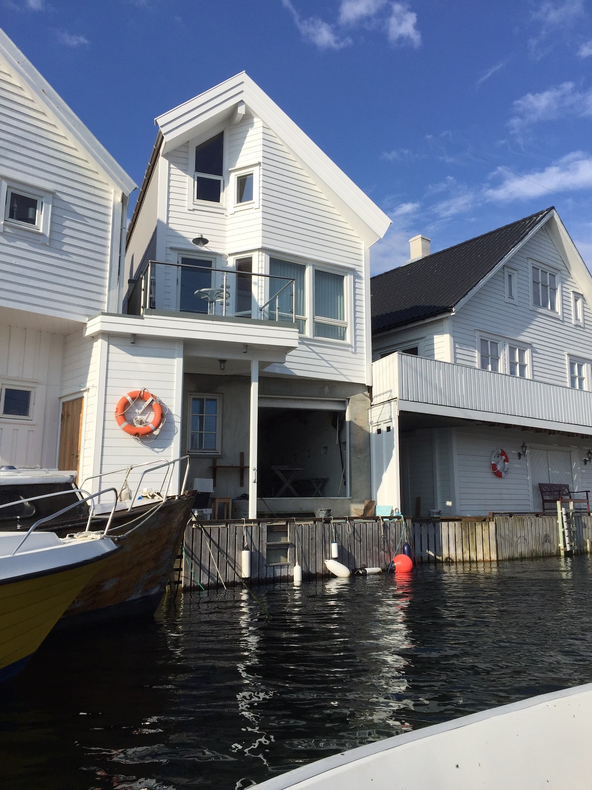 Åkrehamn. Hus i sjøkanten med fin utsikt.