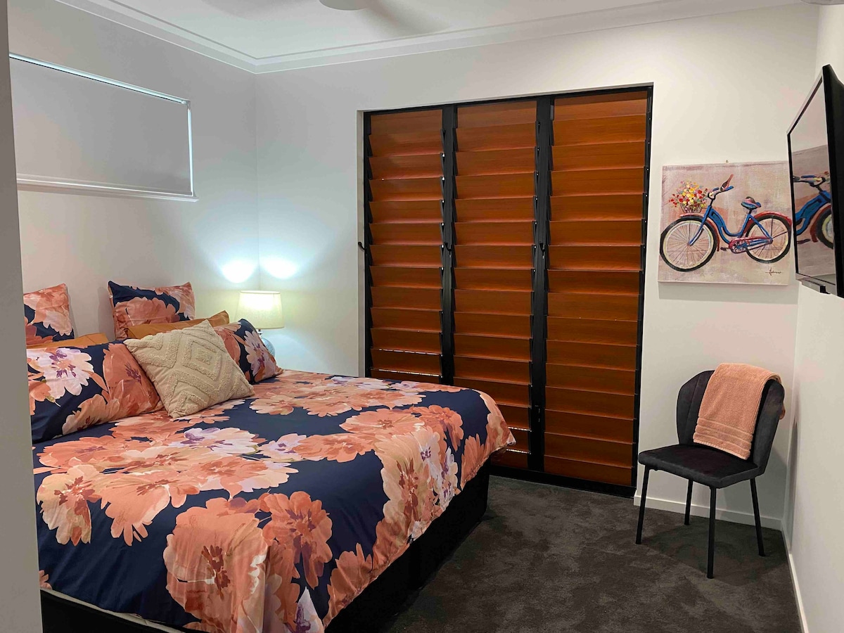 Cairns Jo Jo的独立房间加大双人床和套房