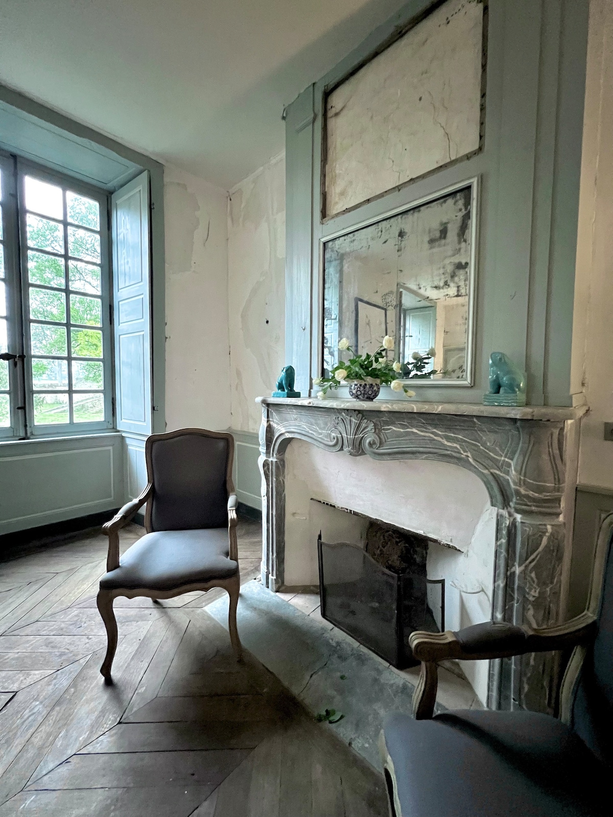 Blue room in Chateau du Fresne