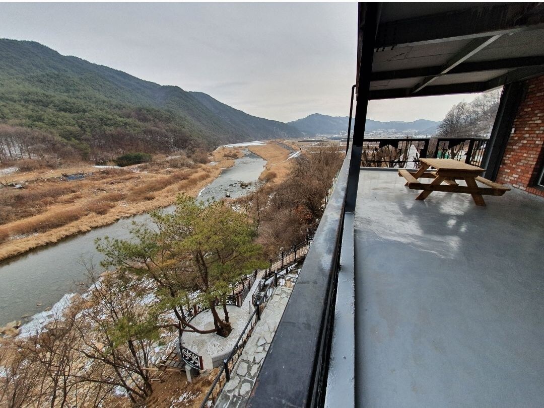 Yeongwol River Flower Rock Pension & Private House & Private House & Group People & Family Gathering & Club （免费：卡拉OK室和
台球、乒乓球和烧烤）