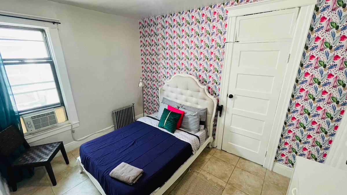 纽约市精品公寓内的空调全尺寸卧室