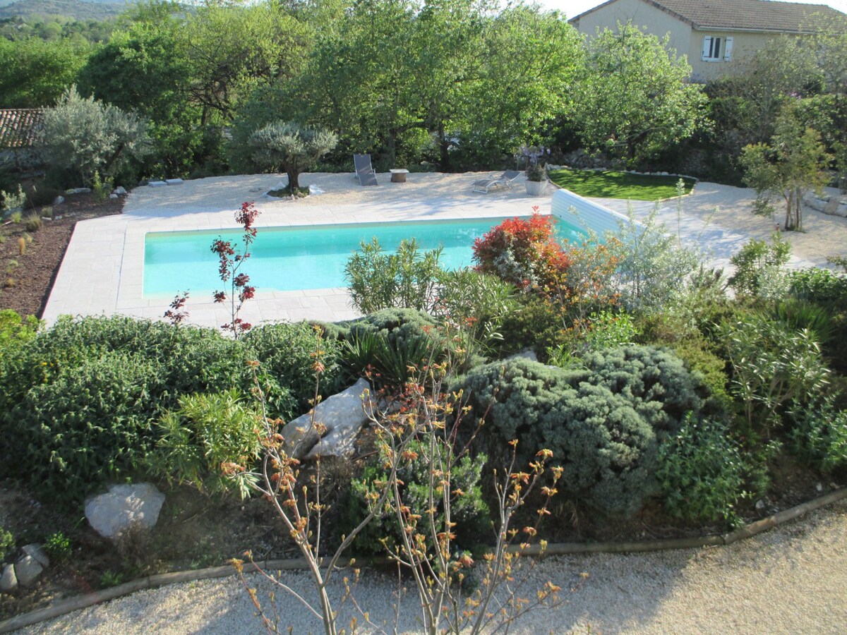 Ardèche sud, le Néflier au Mas de Molines, piscine