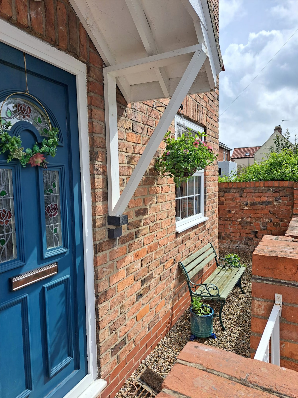 Chapel Bricks: dog friendly cottage near the sea