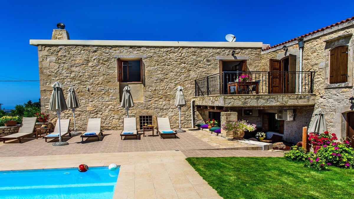 Spacious stonebuilt villa in a tranquil setting!