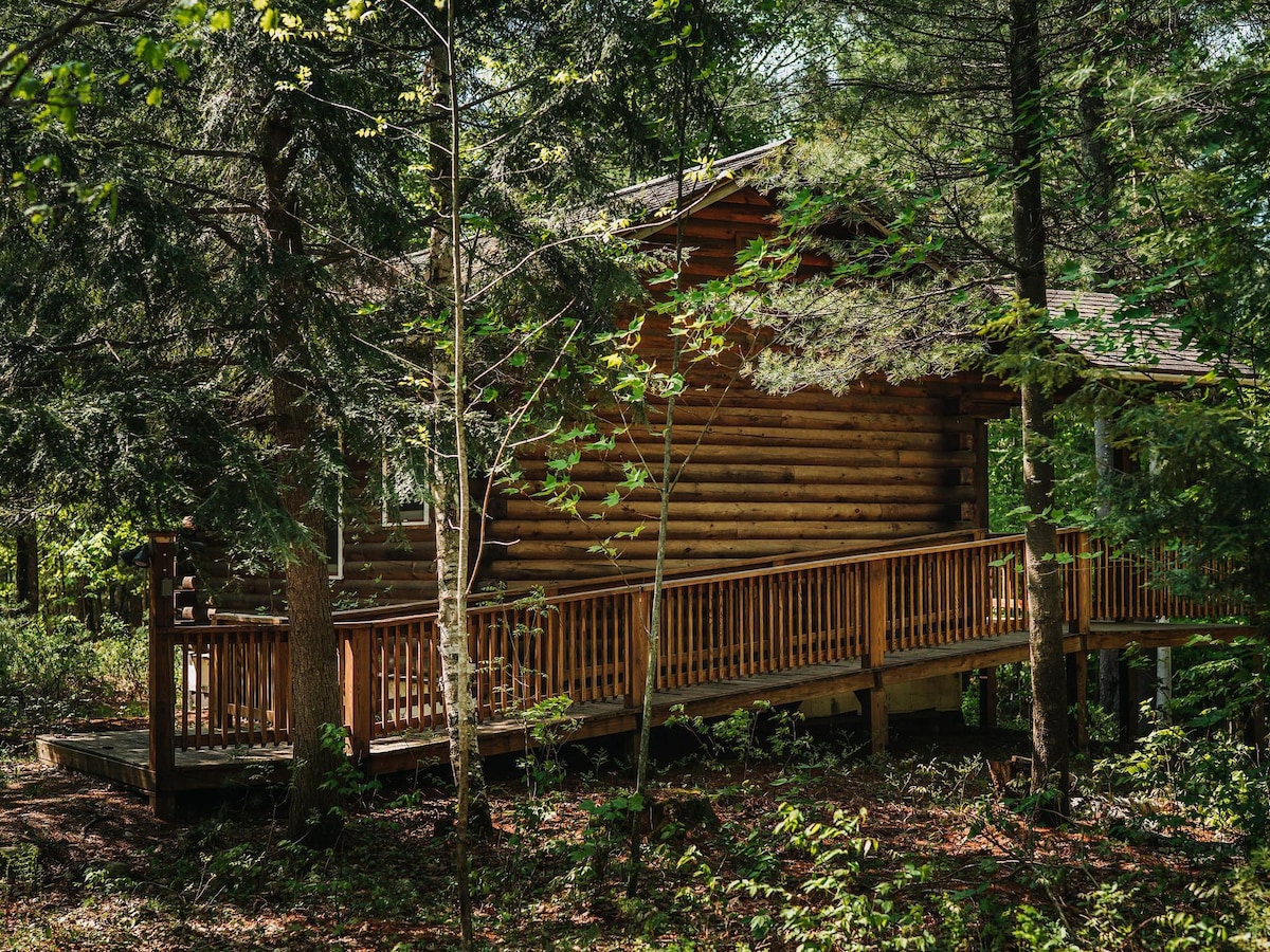 Honeymoon Cabin with Jacuzzi Tub