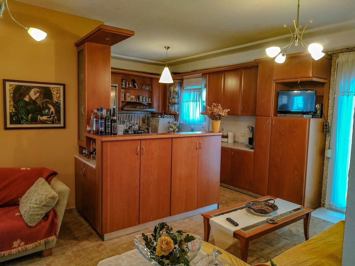 Apartment with balcony and piano on the 4th floor.