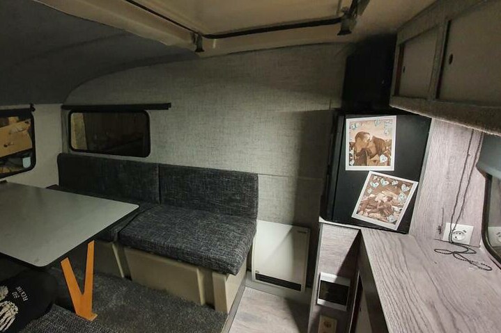 居住在Qek Junior ，宽敞的床，可供2人入住的大篷车