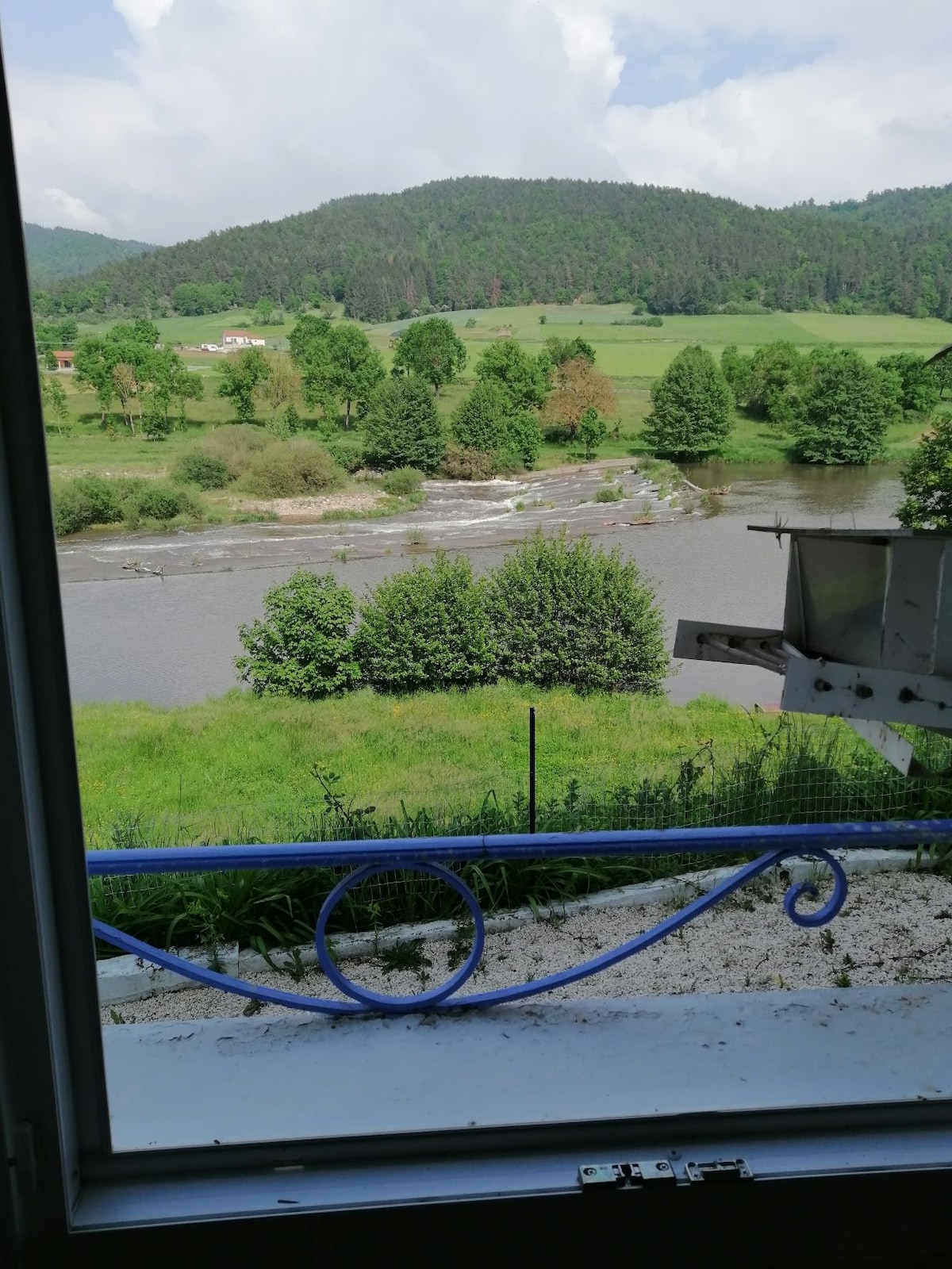 maison au bord de la Loire à côté du puy