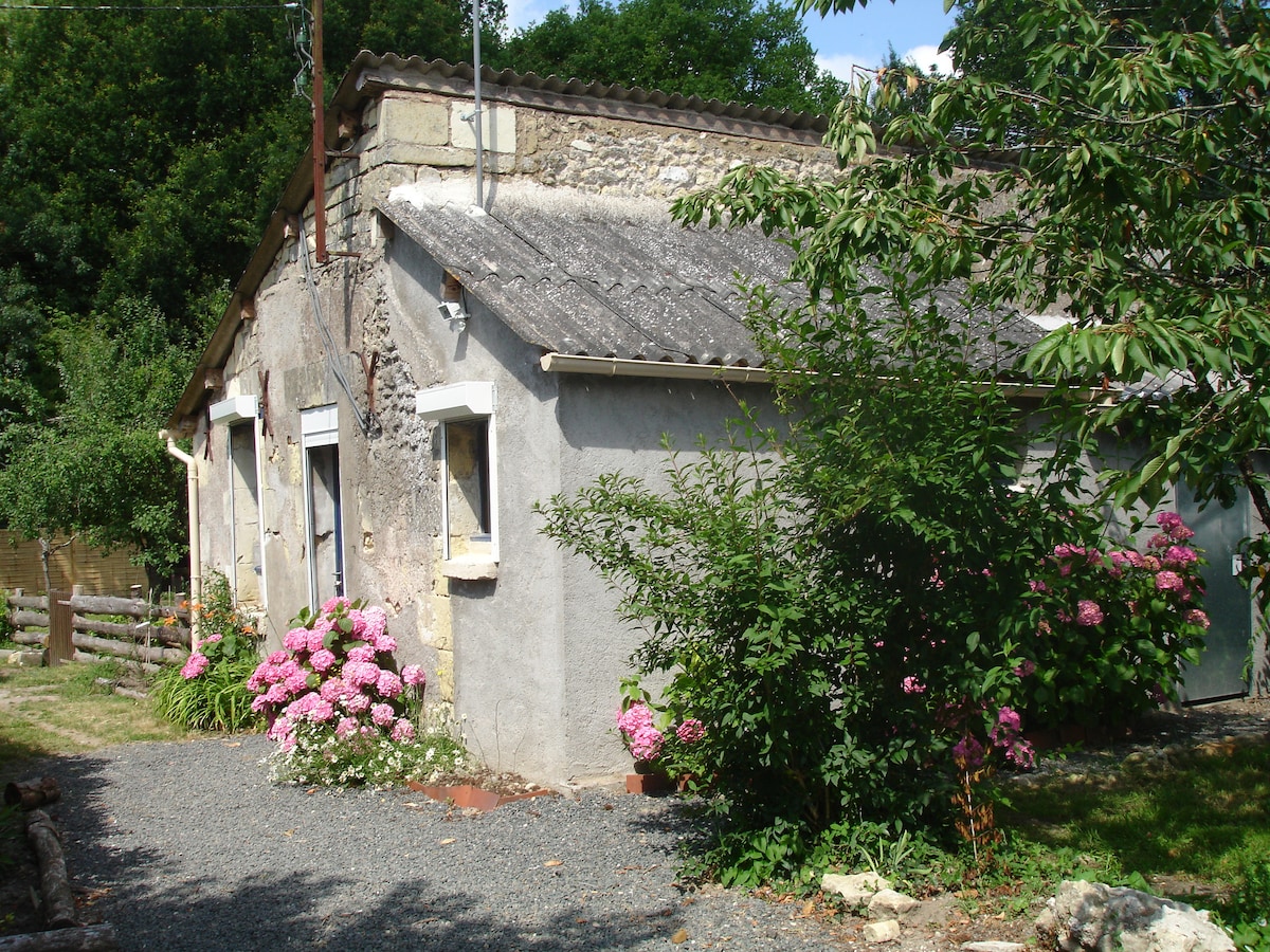 城堡附近安静的小屋