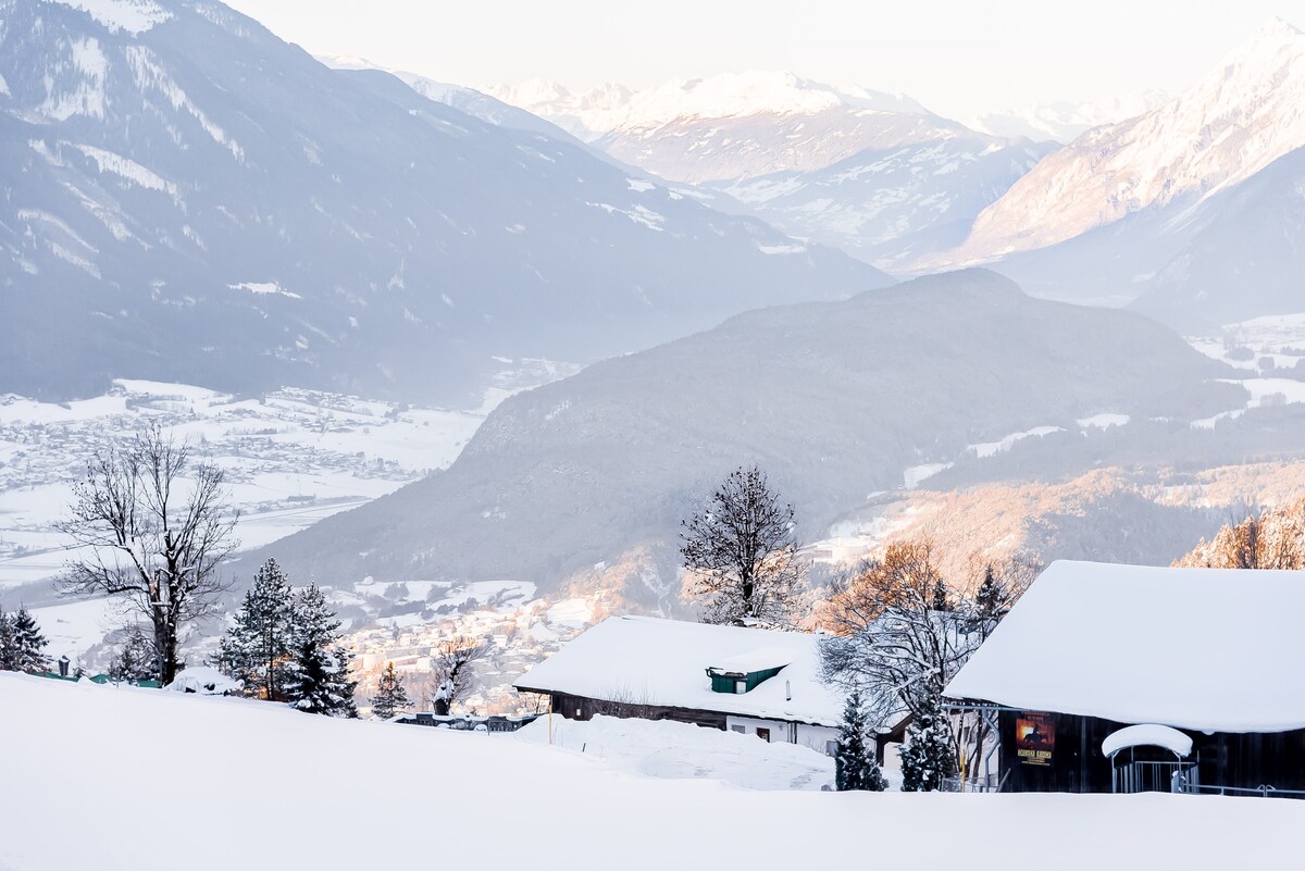 在越野滑雪道上的森林中舒适的小型高山小屋