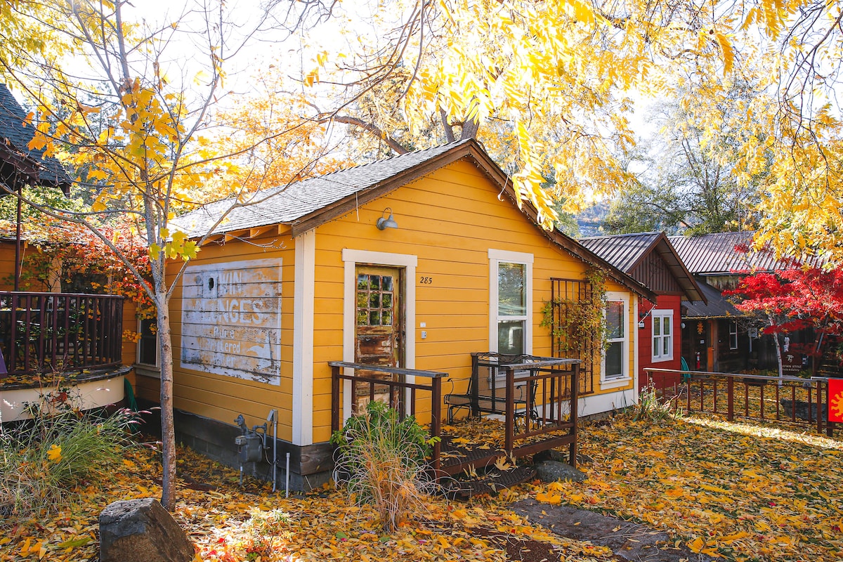 ABBOTT 's COTTAGES- LARK