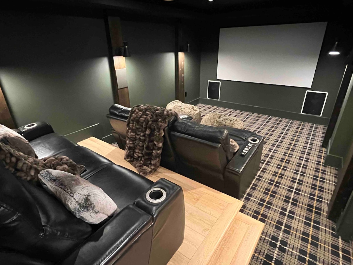 Luxe group lodge: 4 suites, sauna, slide, theater!