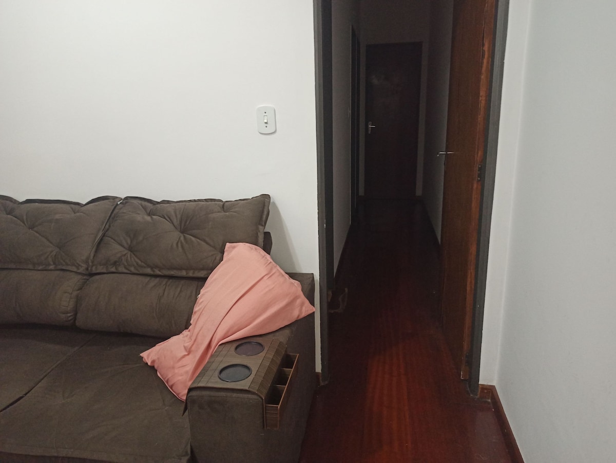 Quarto em apartamento no Alto Caiçaras