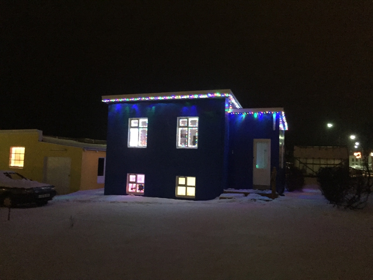 Bjarmaland -海边舒适的蓝色小屋