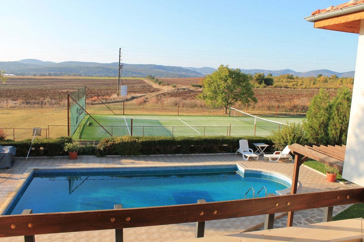 Villa 'Eagle'. Pool, Spa, Tennis & Lovely Views